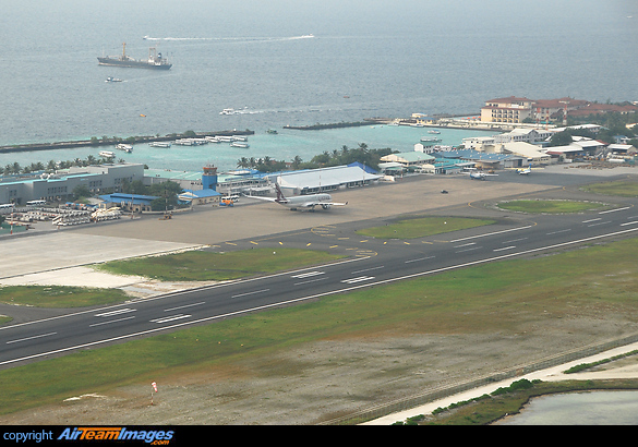 male-airport-airteamimages