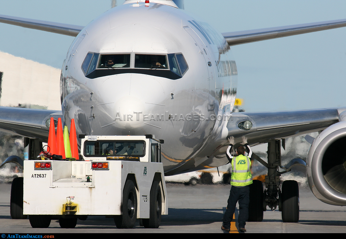 Boeing 737-700 - Large Preview - AirTeamImages.com