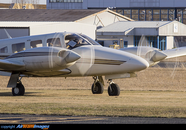 Piper PA34-220T Seneca II (I-VEIC) Aircraft Pictures & Photos ...