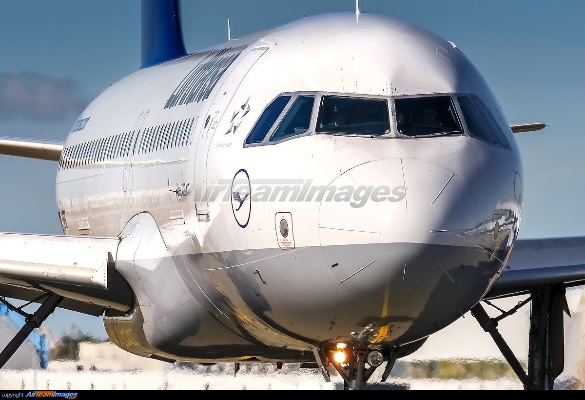 Airbus A320-214 - Large Preview - AirTeamImages.com