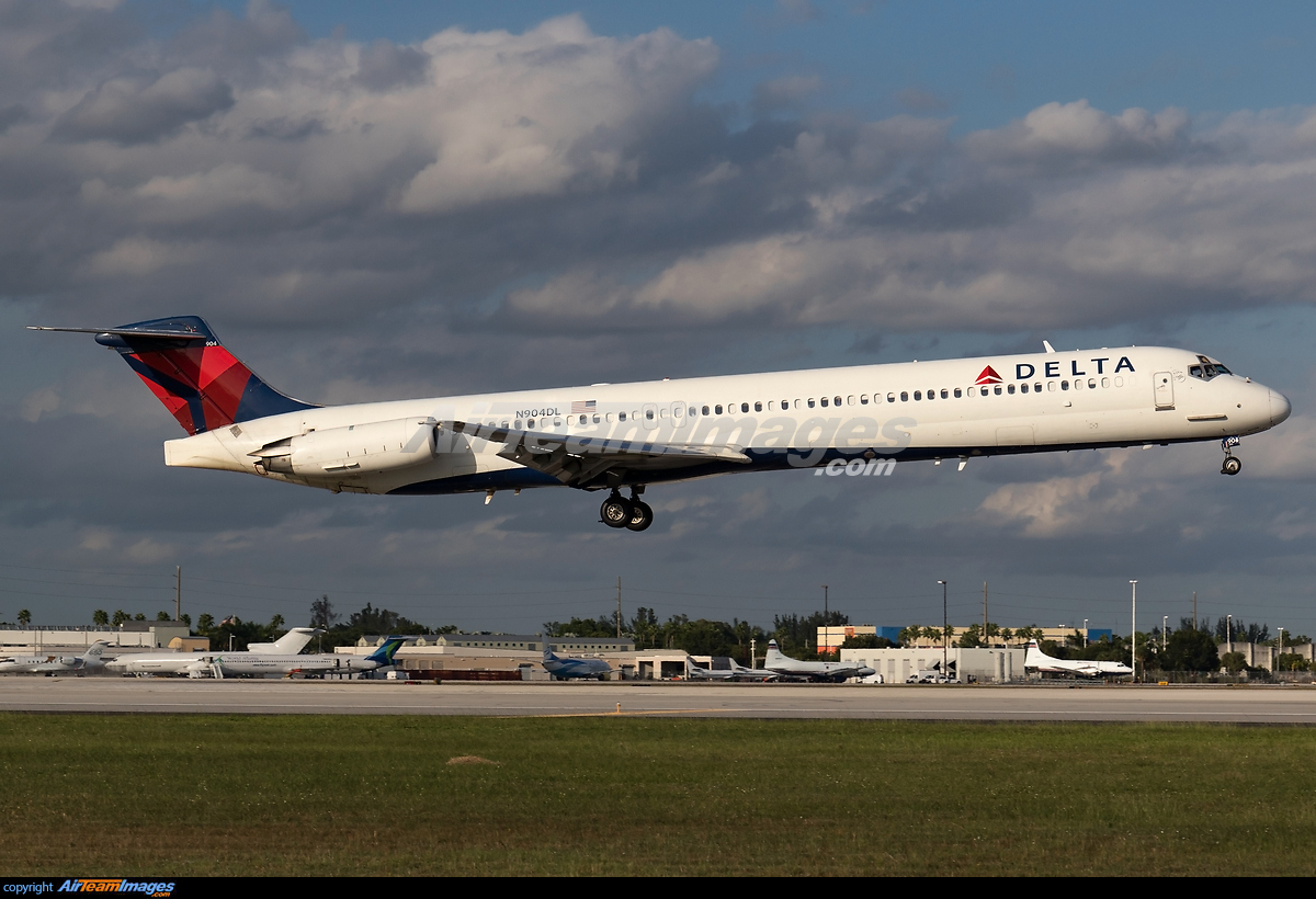 McDonnell Douglas MD-88 - Large Preview - AirTeamImages.com