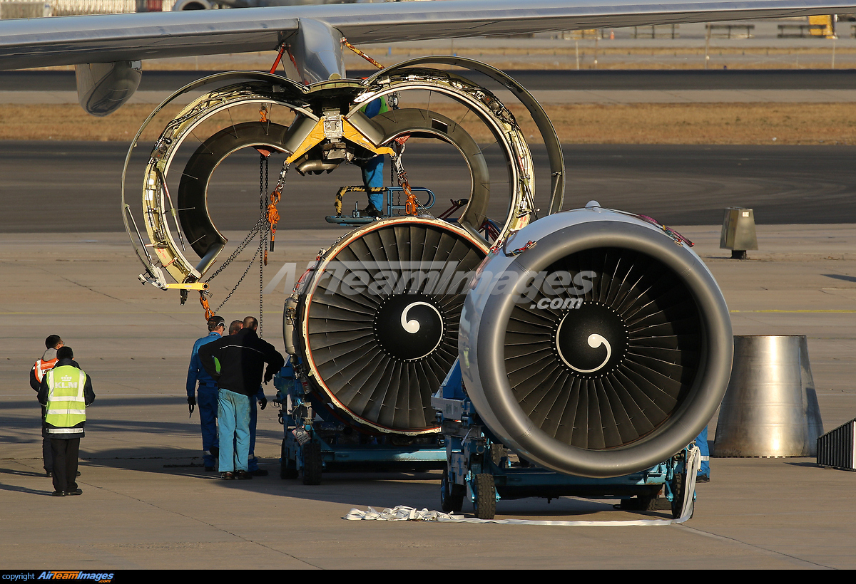 GE CF6 Engine Change - Large Preview - AirTeamImages.com