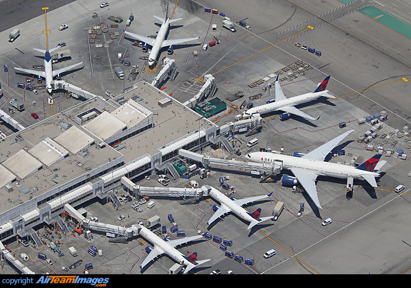 Los Angeles Airport (N703DN) Aircraft Pictures & Photos - AirTeamImages.com