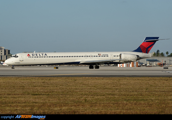 McDonnell Douglas MD-90-30 (N935DN) Aircraft Pictures & Photos ...