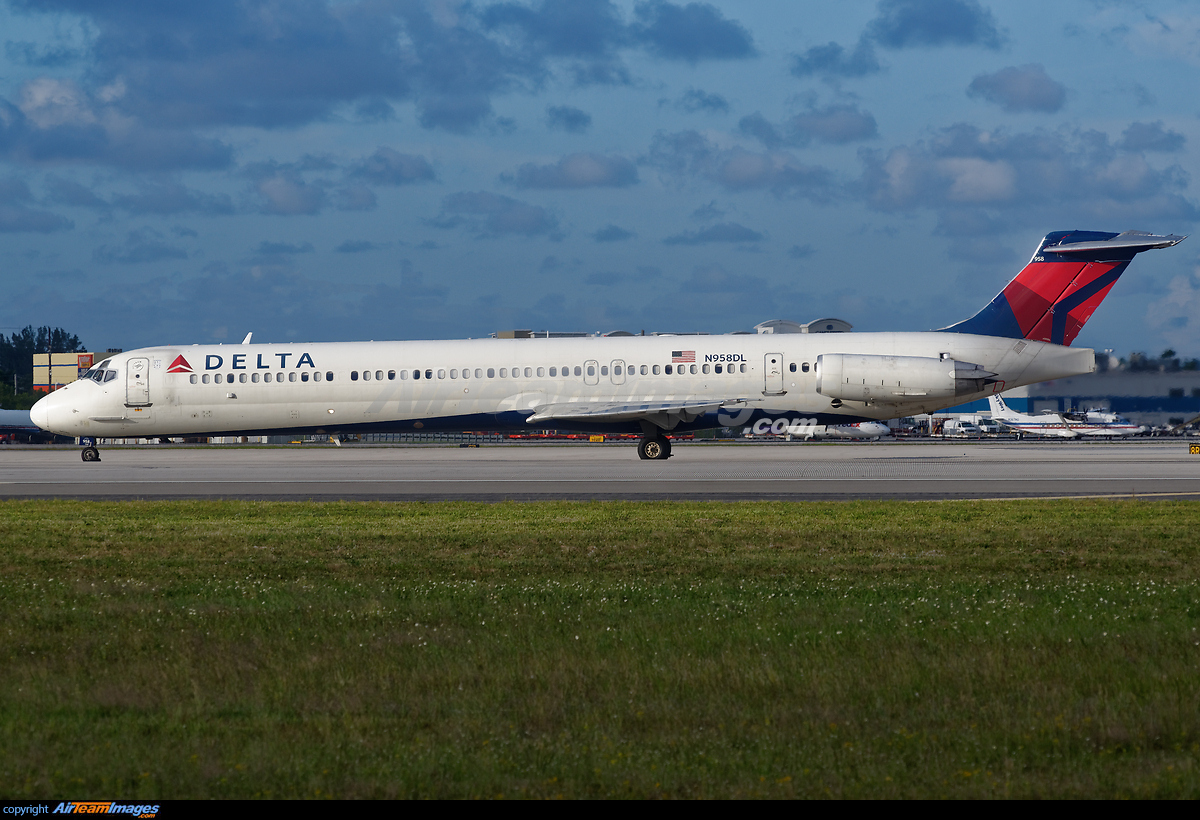 McDonnell Douglas MD-88 - Large Preview - AirTeamImages.com