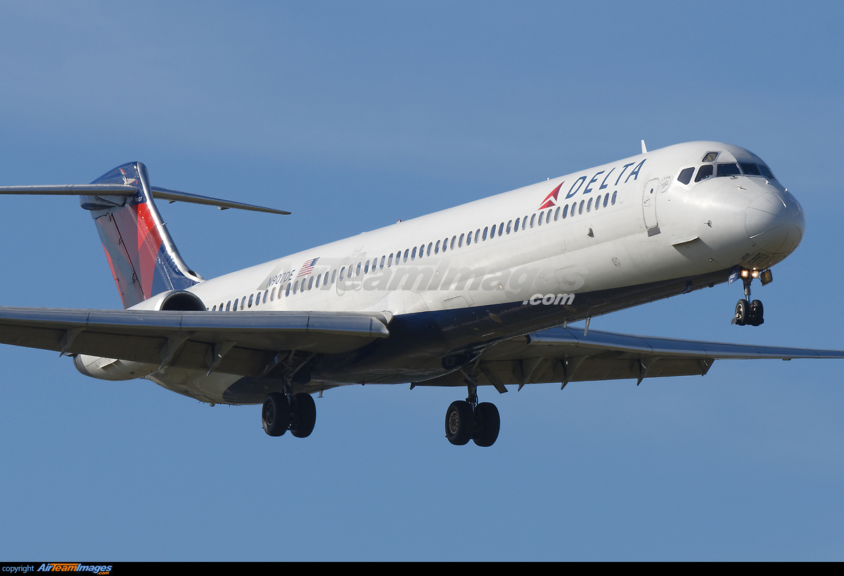 McDonnell Douglas MD-88 - Large Preview - AirTeamImages.com