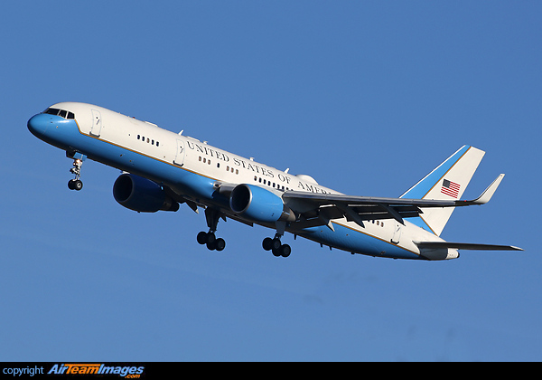 A Quick Look at the Boeing C-32A Flying as Air Force 2 Into