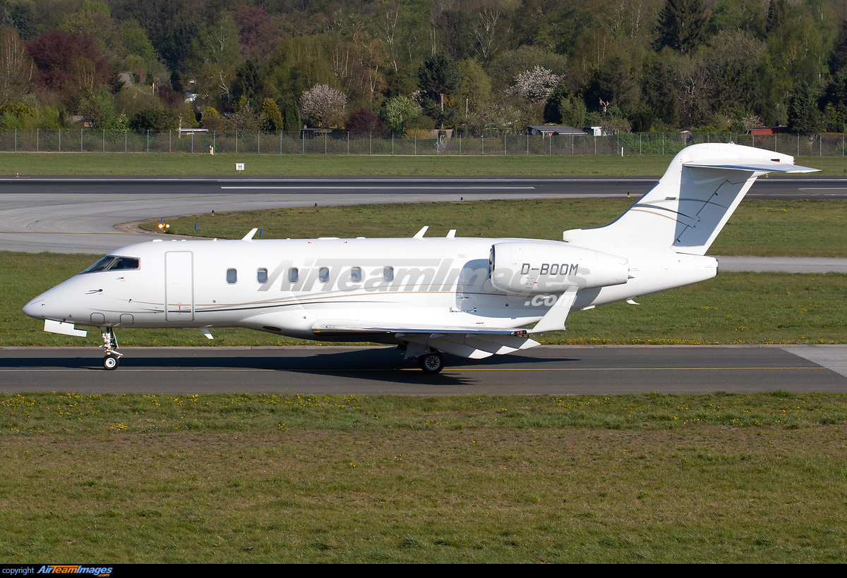 Bombardier Challenger 300 - Large Preview - AirTeamImages.com