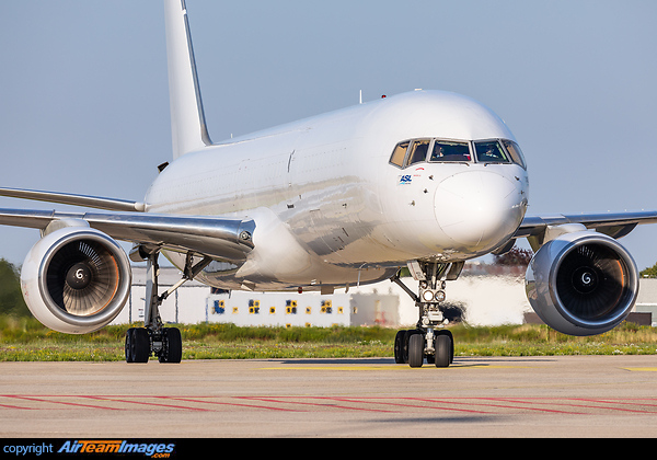 Boeing 757-222(PCF) (OO-TFC) Aircraft Pictures & Photos - AirTeamImages.com