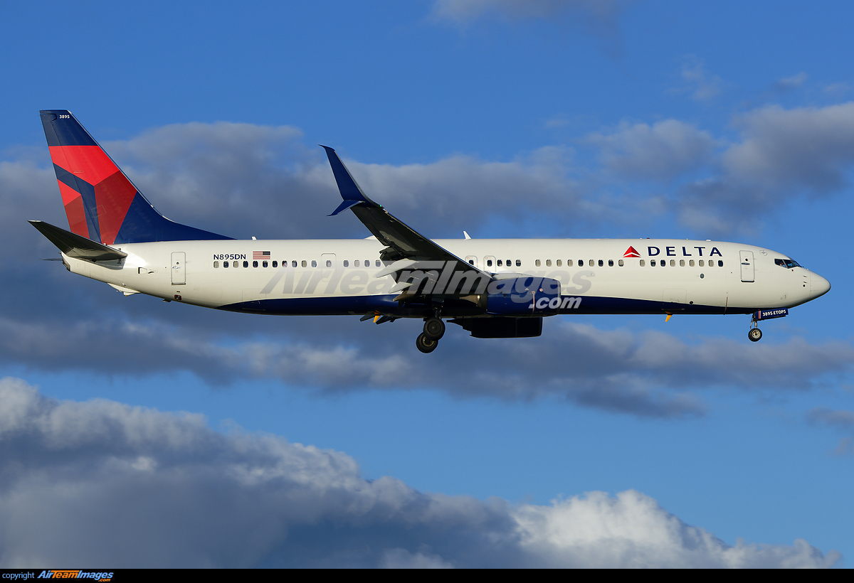 Boeing 737-932/ER - Large Preview - AirTeamImages.com