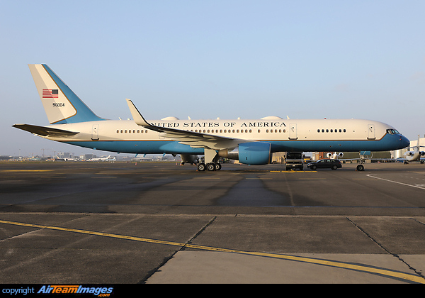 A Quick Look at the Boeing C-32A Flying as Air Force 2 Into