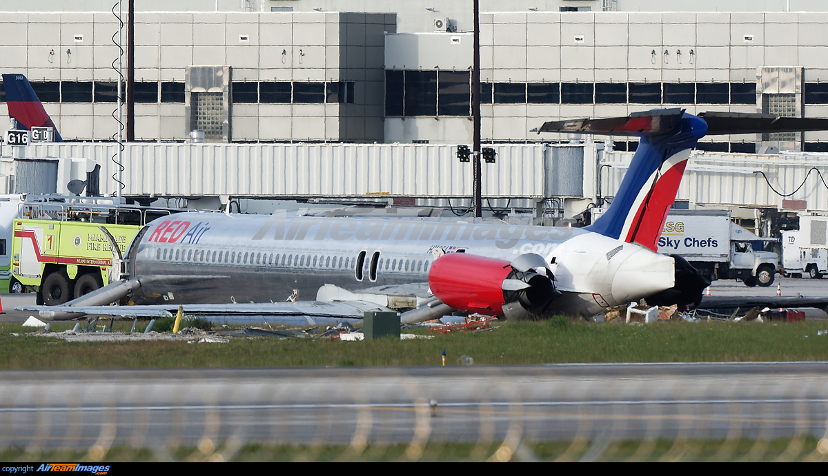 McDonnell Douglas MD-82 - Large Preview - AirTeamImages.com