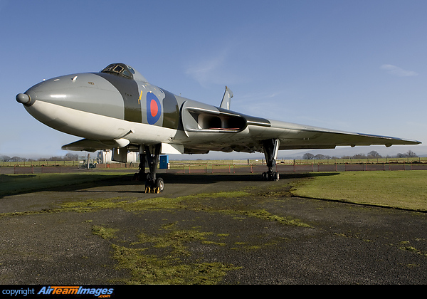 Avro Vulcan (XJ823) Aircraft Pictures & Photos - AirTeamImages.com